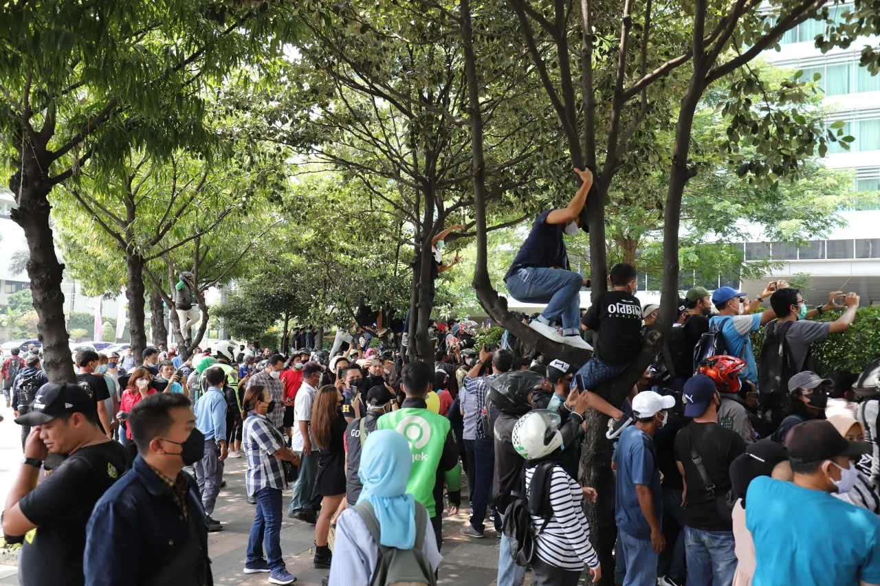 Warga Nekat Panjat Pohon...