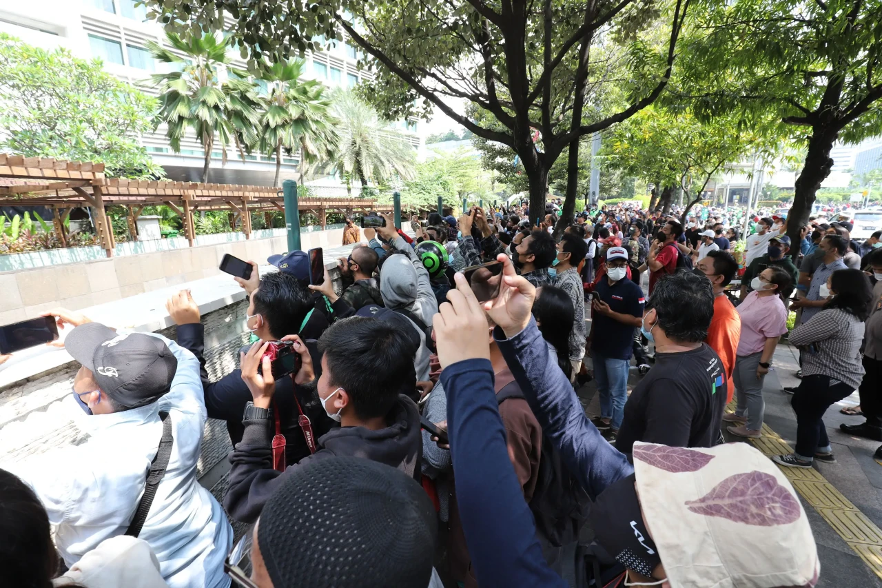 Warga Nekat Panjat Pohon...