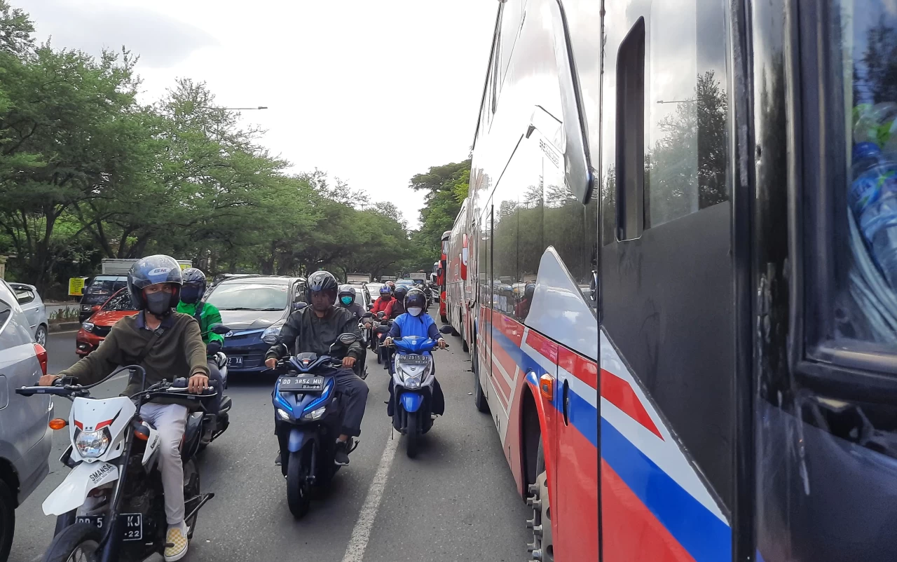 Bus dan Truk di Makassar...