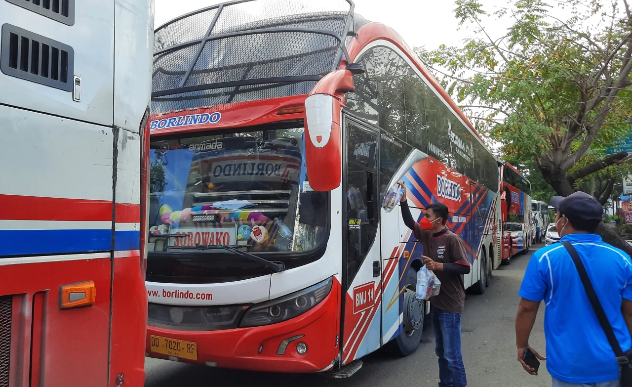 Bus dan Truk di Makassar...