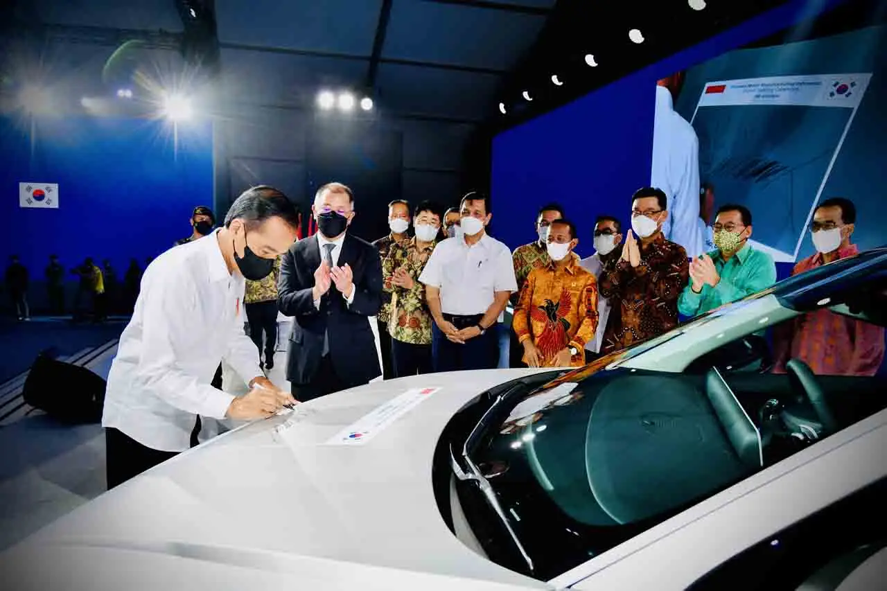 Jokowi Luncurkan Mobil...