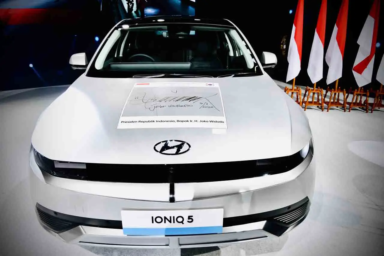 Jokowi Luncurkan Mobil...