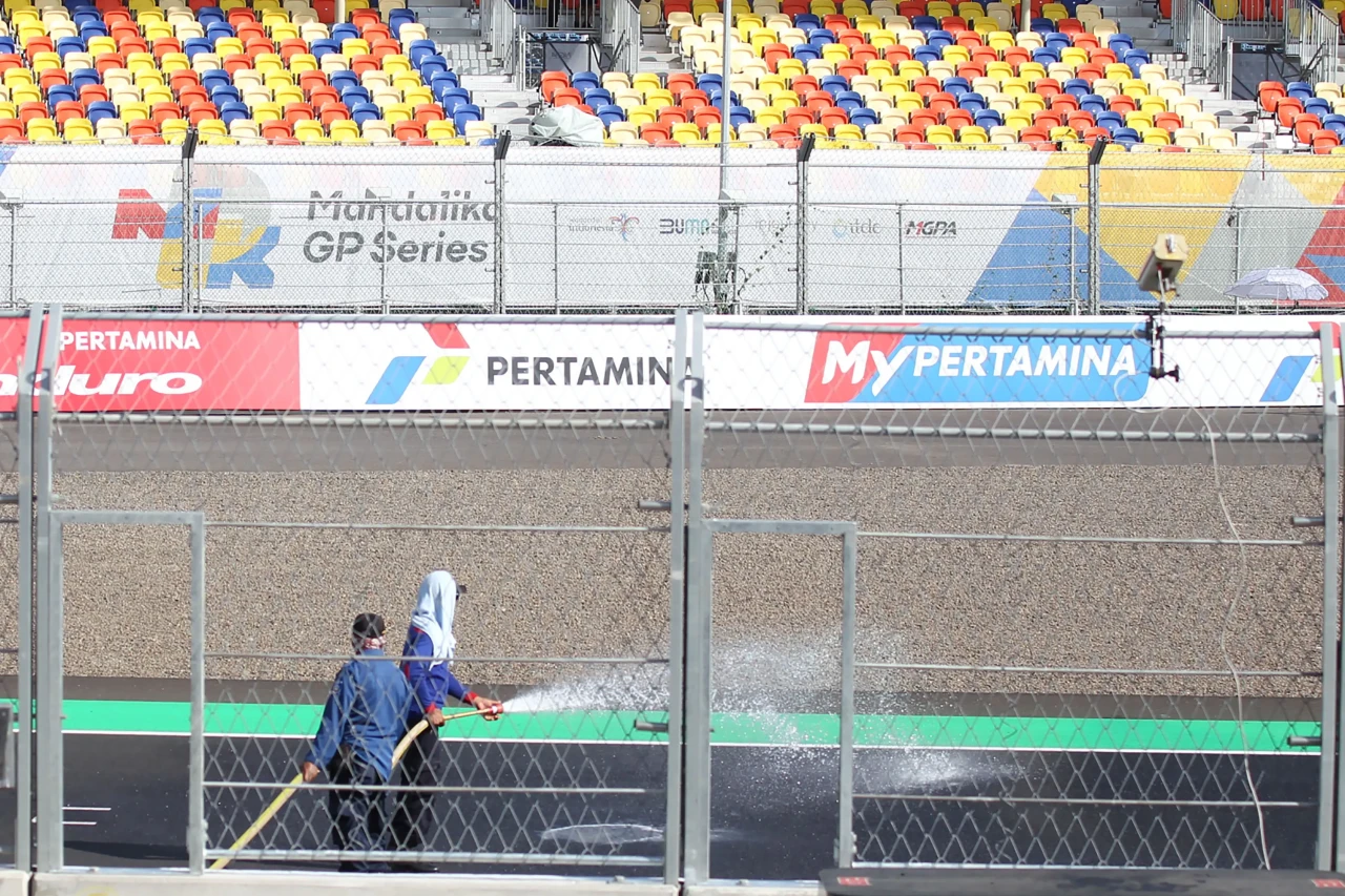 Penyemprotan Air ke...