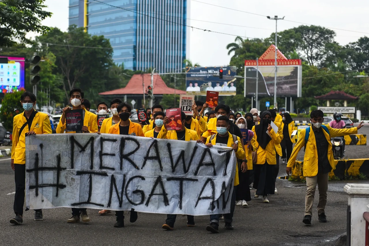 Aksi Mahasiswa Kawal...