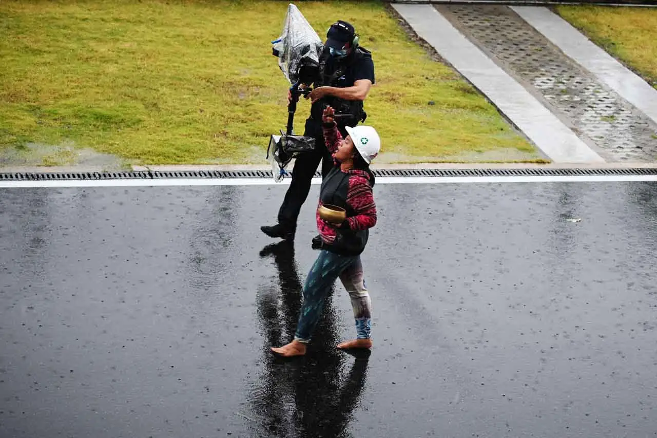 Pakai Helm Proyek dan...