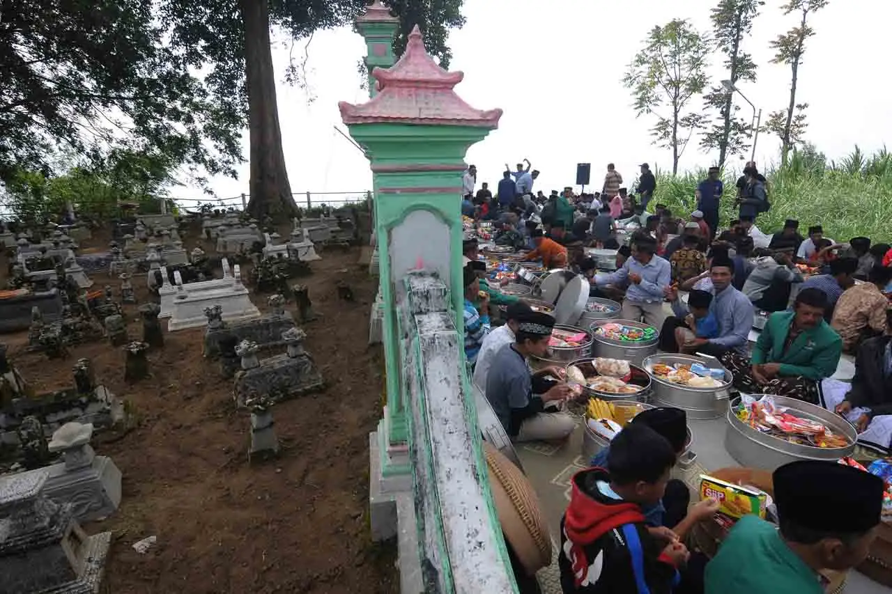 Tradisi Sadranan Penuh...