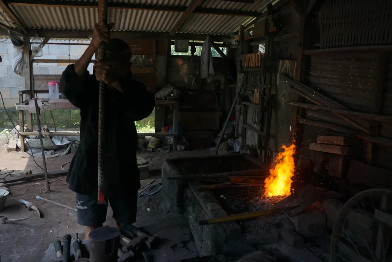 Geliat Pande Besi Tradisional...