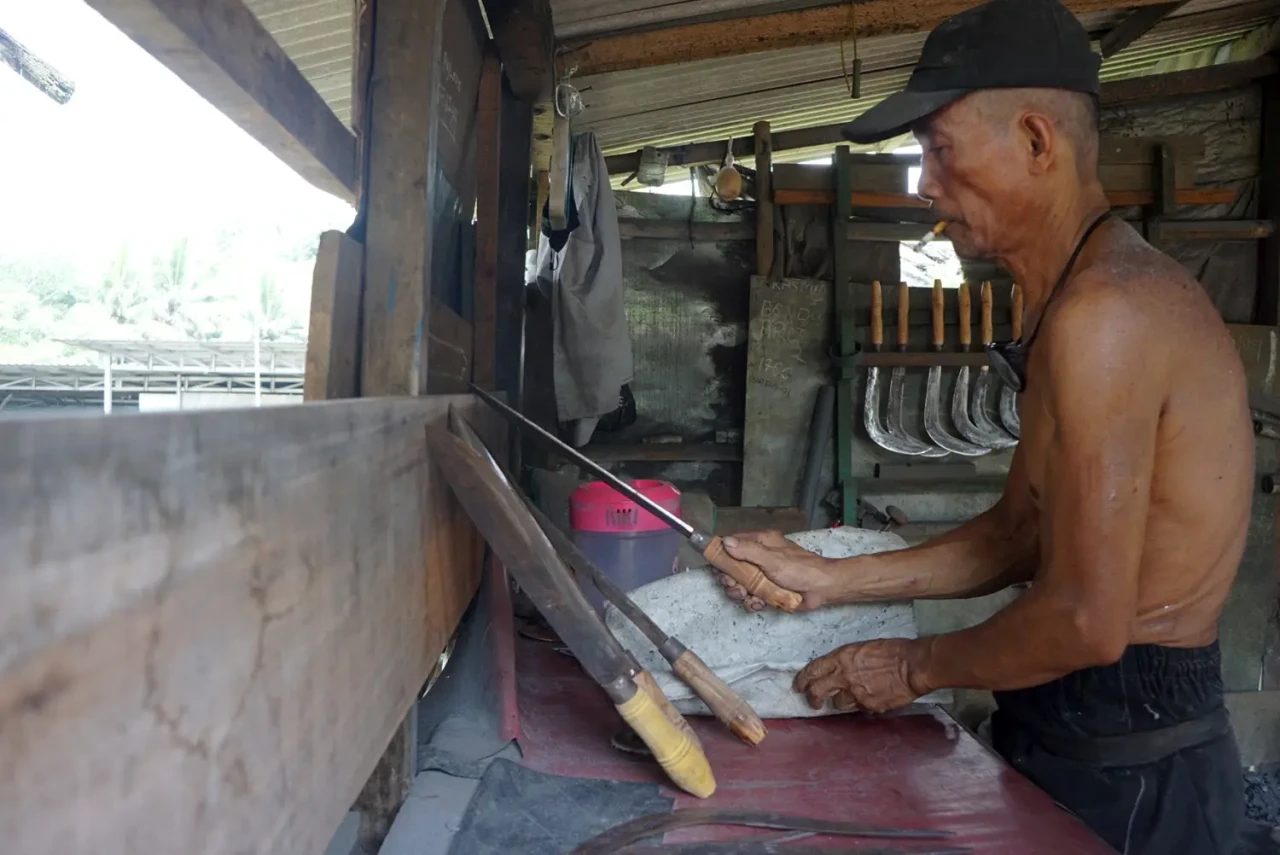 Geliat Pande Besi Tradisional...