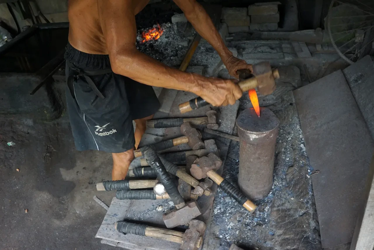 Geliat Pande Besi Tradisional...