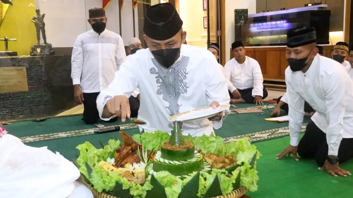 Begini Tradisi HUT ke-69...