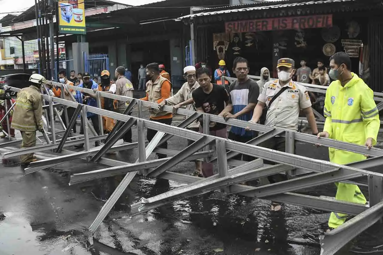 Diterjang Angin Kencang,...