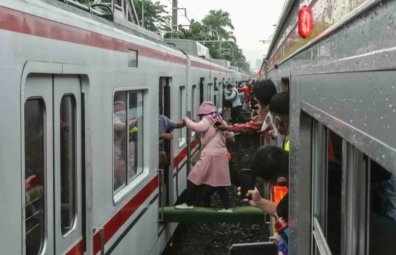 Gangguan Listrik KRL...