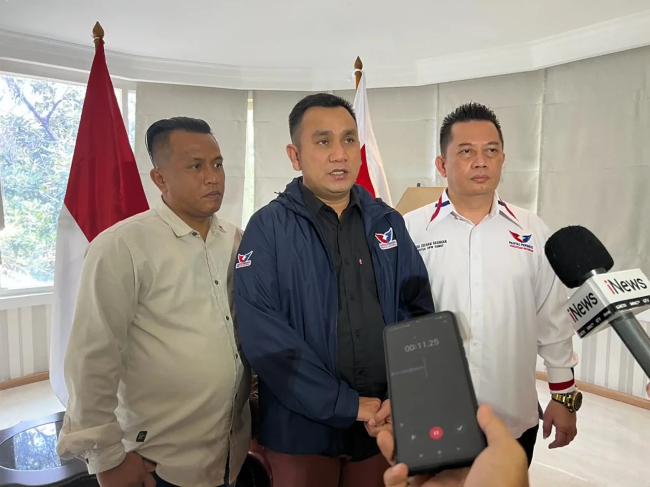 Perindo Serahkan SK...