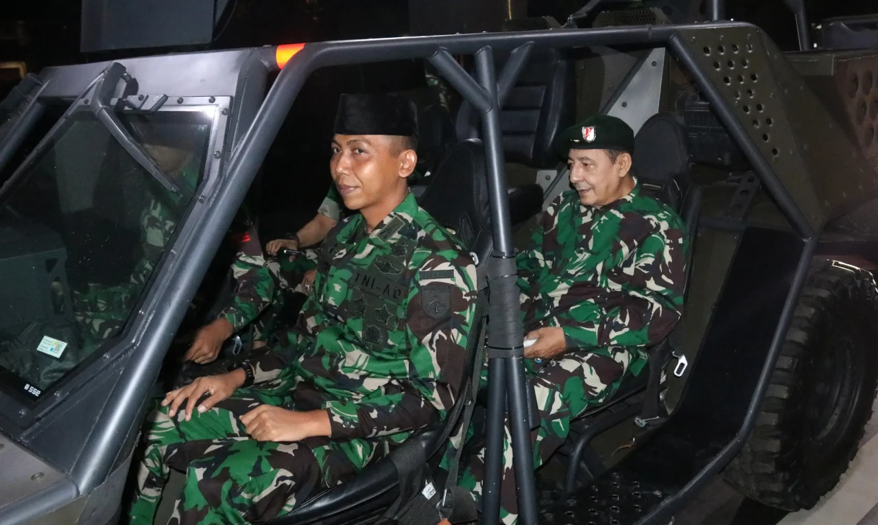 Kenakan Baret TNI dan...