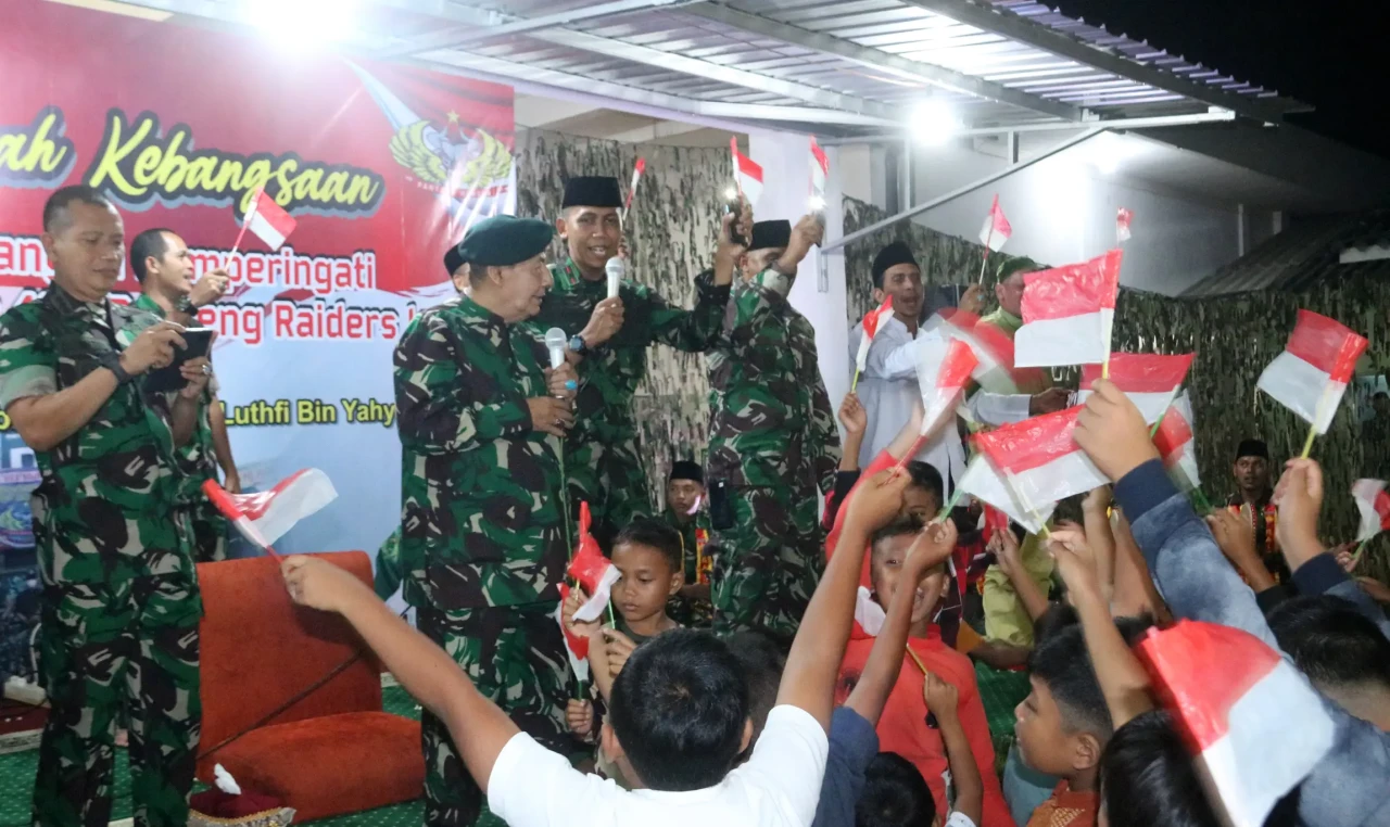 Kenakan Baret TNI dan...