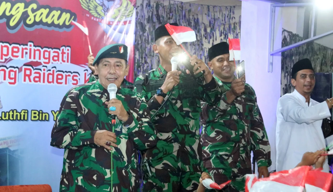Kenakan Baret TNI dan...