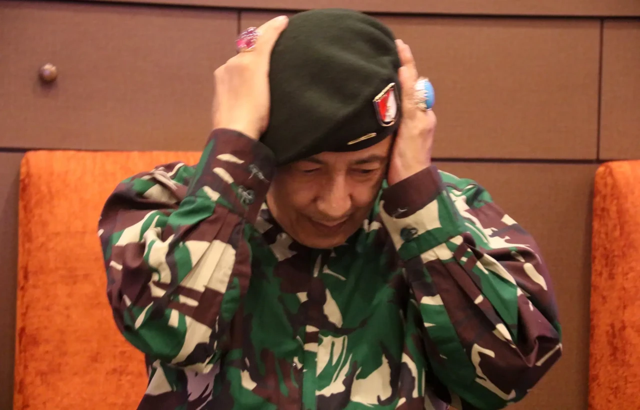 Kenakan Baret TNI dan...