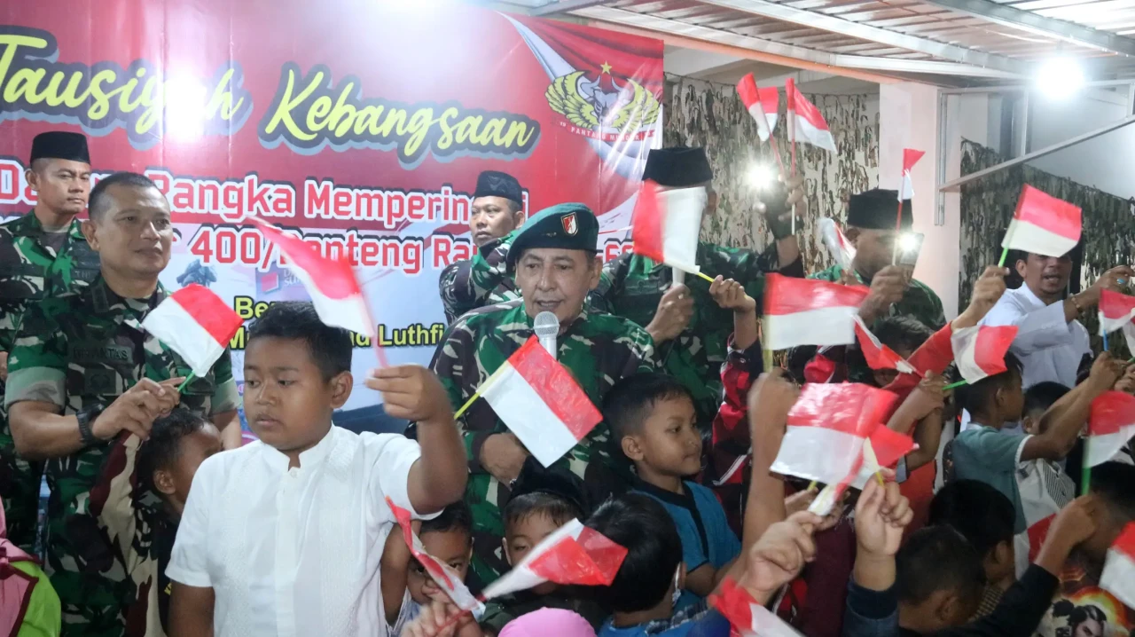 Kenakan Baret TNI dan...