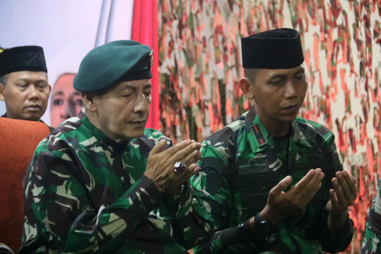 Kenakan Baret TNI dan...