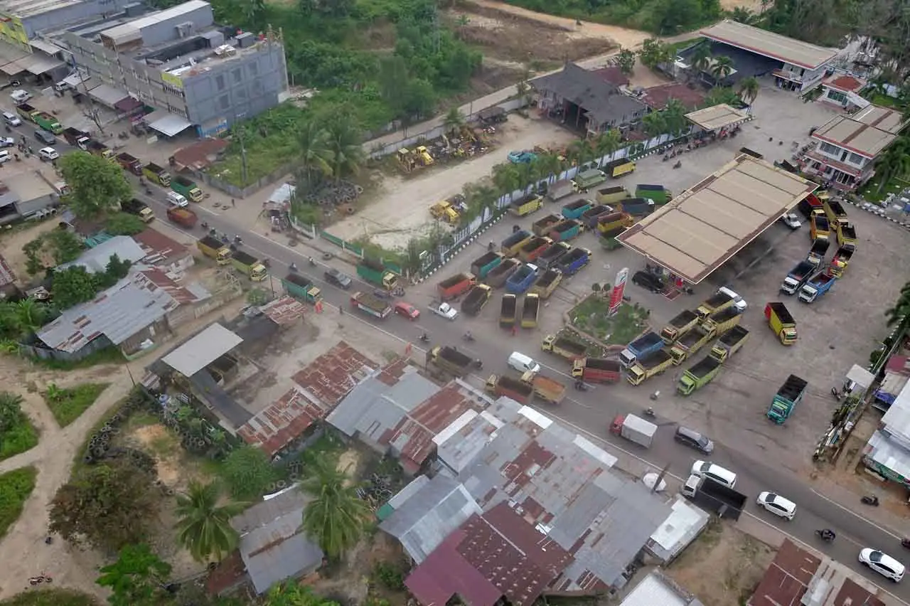 Antrean Panjang Solar...