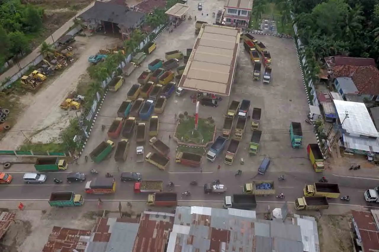 Antrean Panjang Solar...