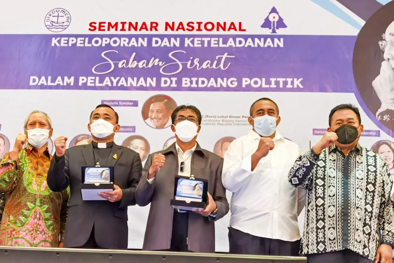 Sabam Sirait Dipandang...