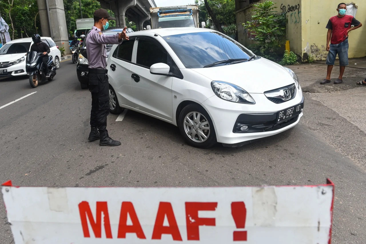 Antrean Panjang Kendaraan...