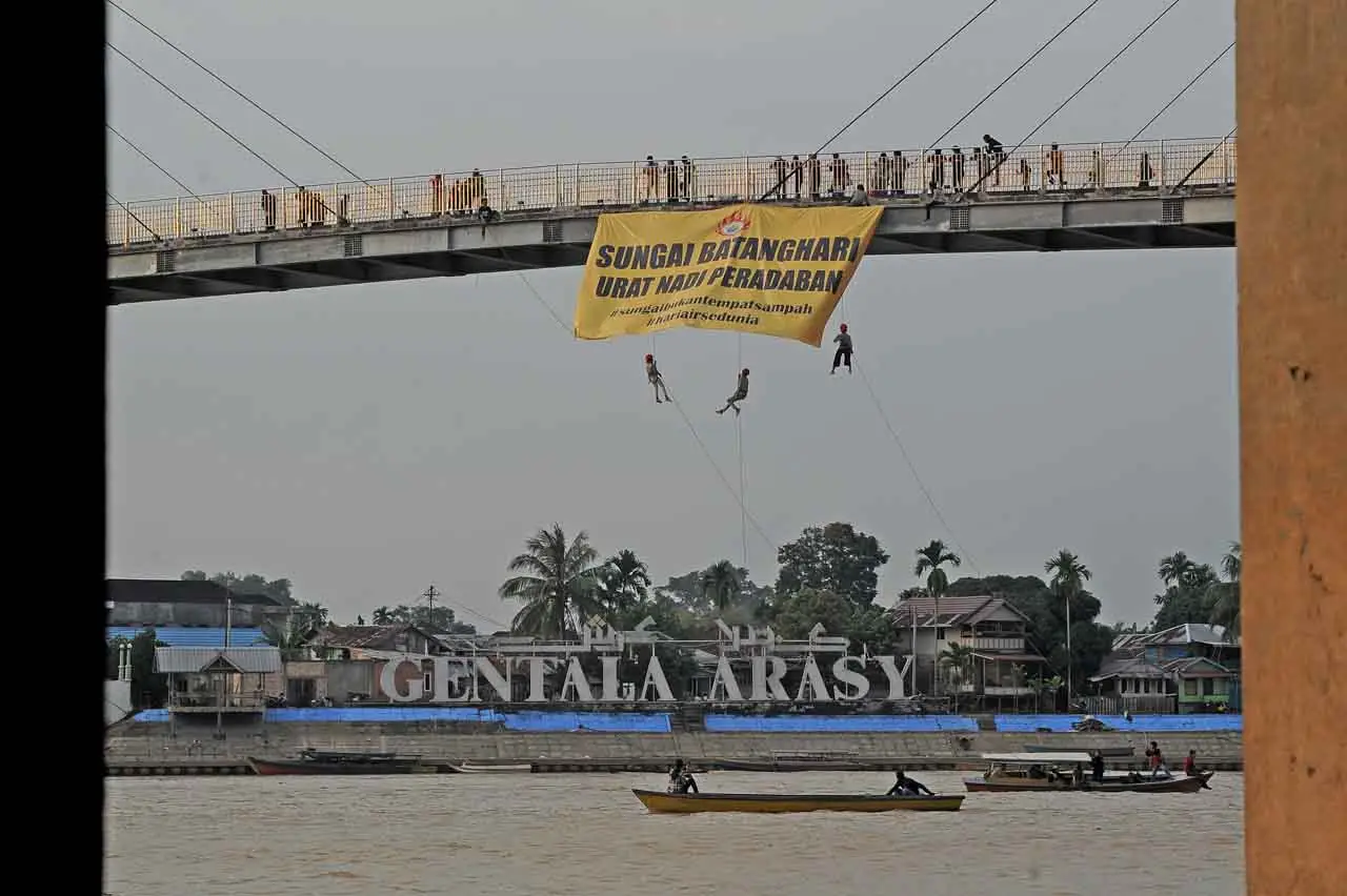 Pembentangan Spanduk...