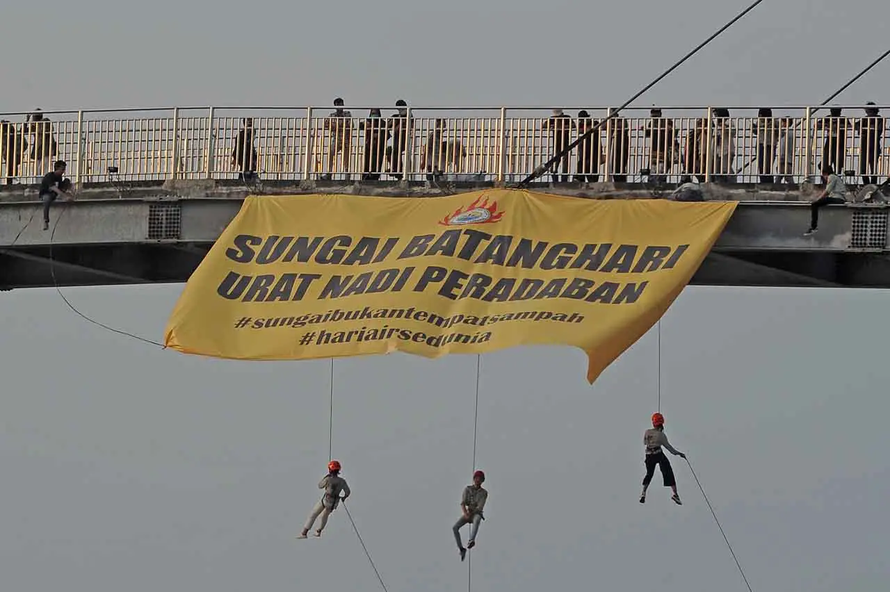 Pembentangan Spanduk...