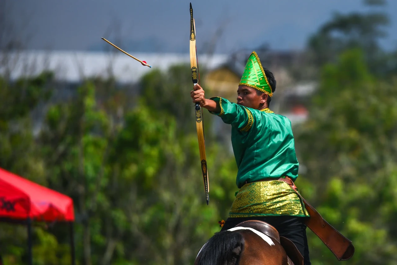Aksi Atlet Panahan Berkuda...