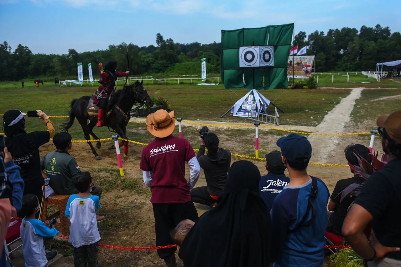 Aksi Atlet Panahan Berkuda...