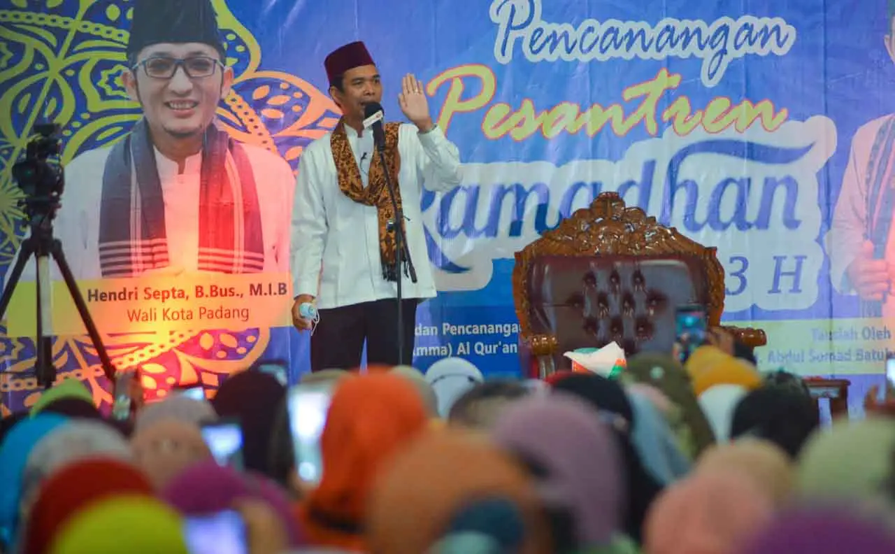 UAS Beri Tausyiah Saat...