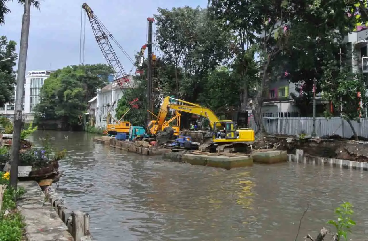 Pemasangan Turap di...