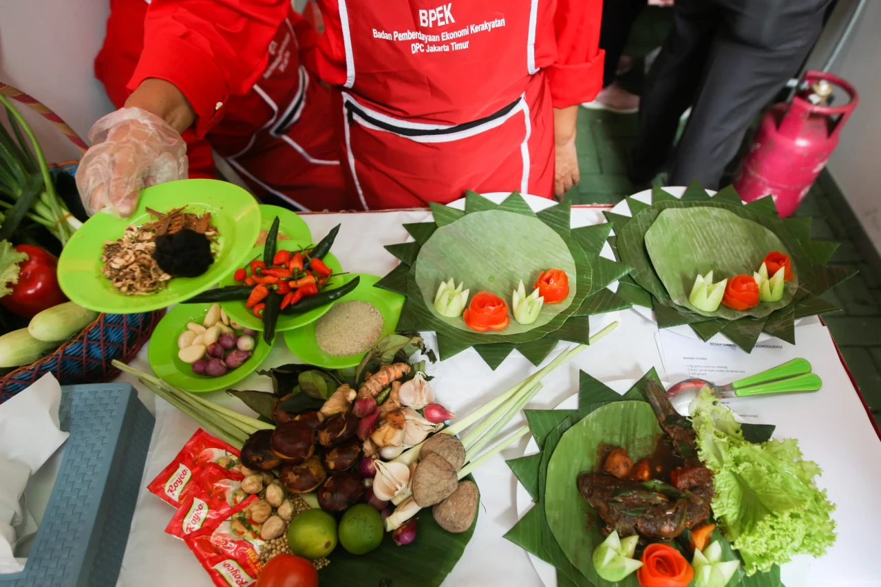 Aksi Ibu-ibu Kader PDIP...