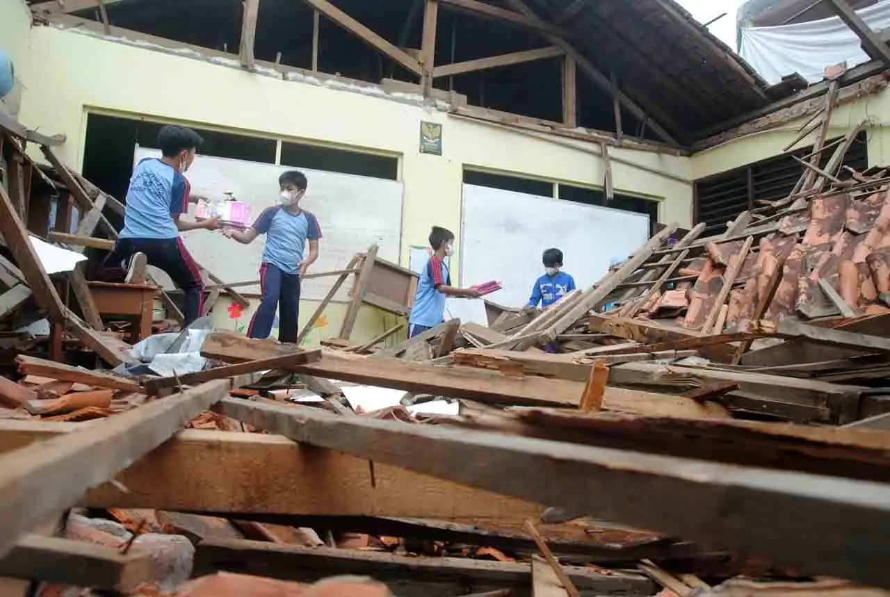 Atap Bangunan SDN Ciheuleut...