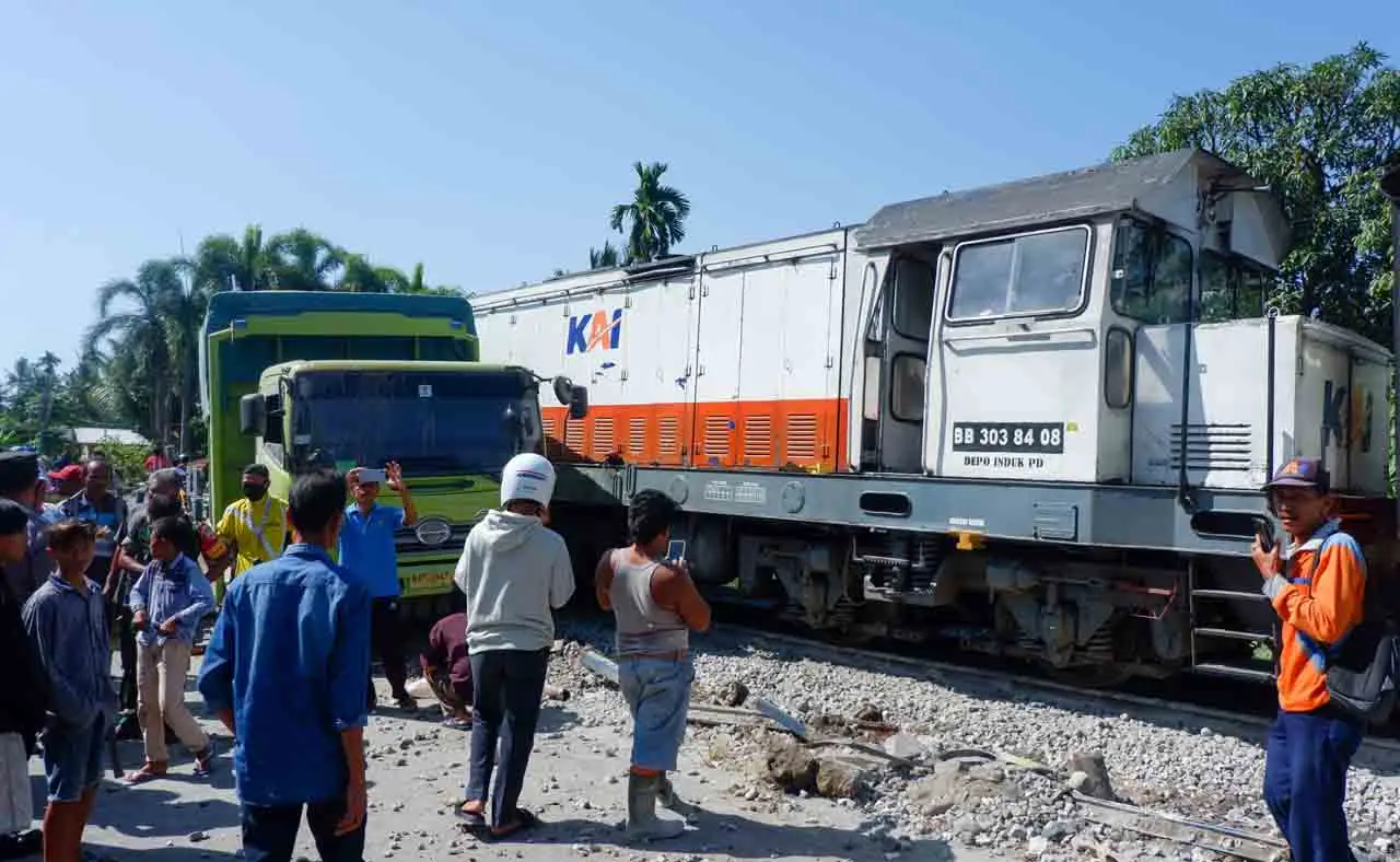Kereta Api Tabrak Truk...