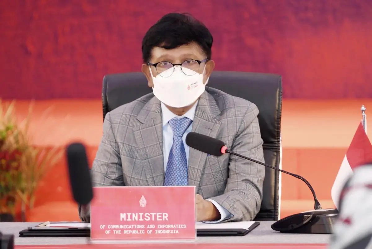 Menteri Johnny Ajak...