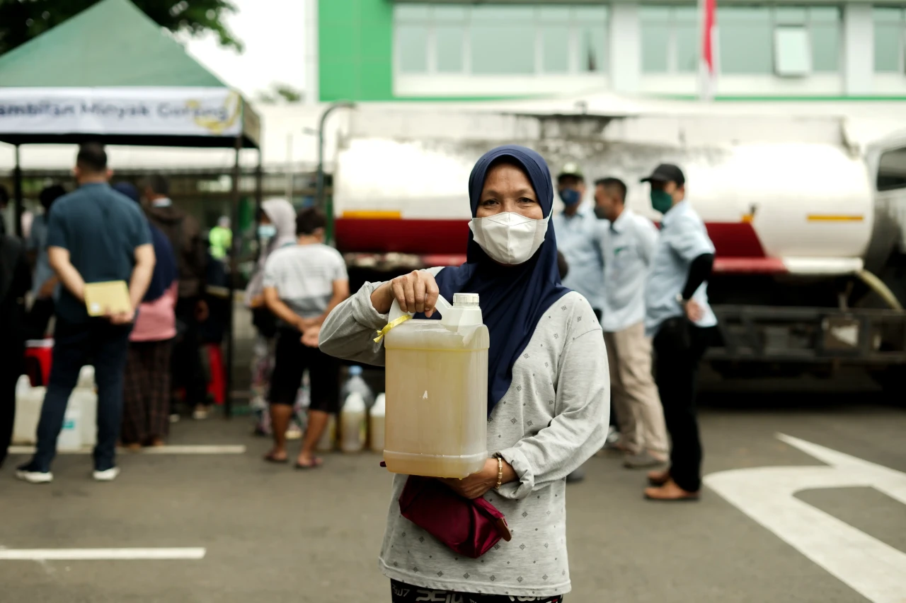 Antrean Minyak Goreng...