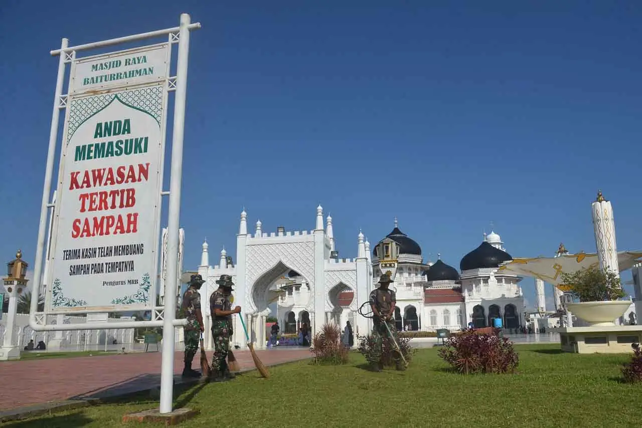 Sinergi TNI Bersihkan...