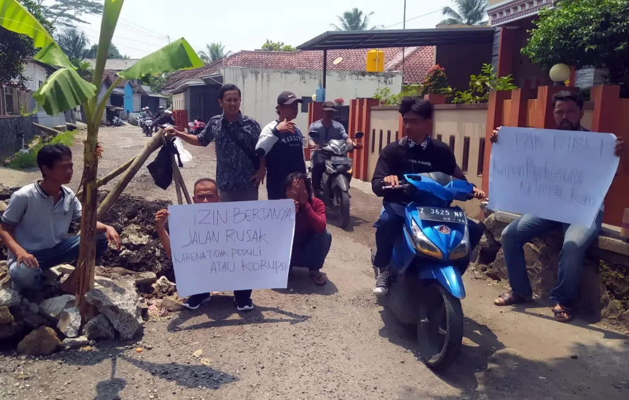Jalan Rusak Tak Kunjung...