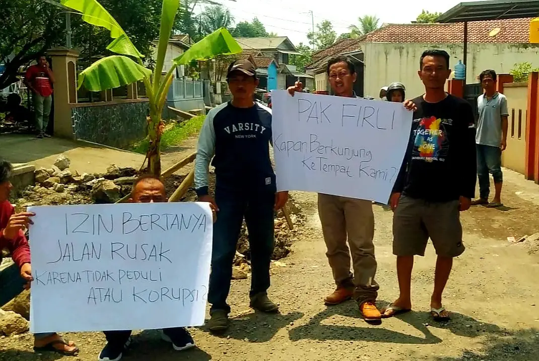 Jalan Rusak Tak Kunjung...