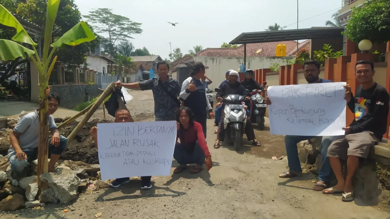 Jalan Rusak Tak Kunjung...
