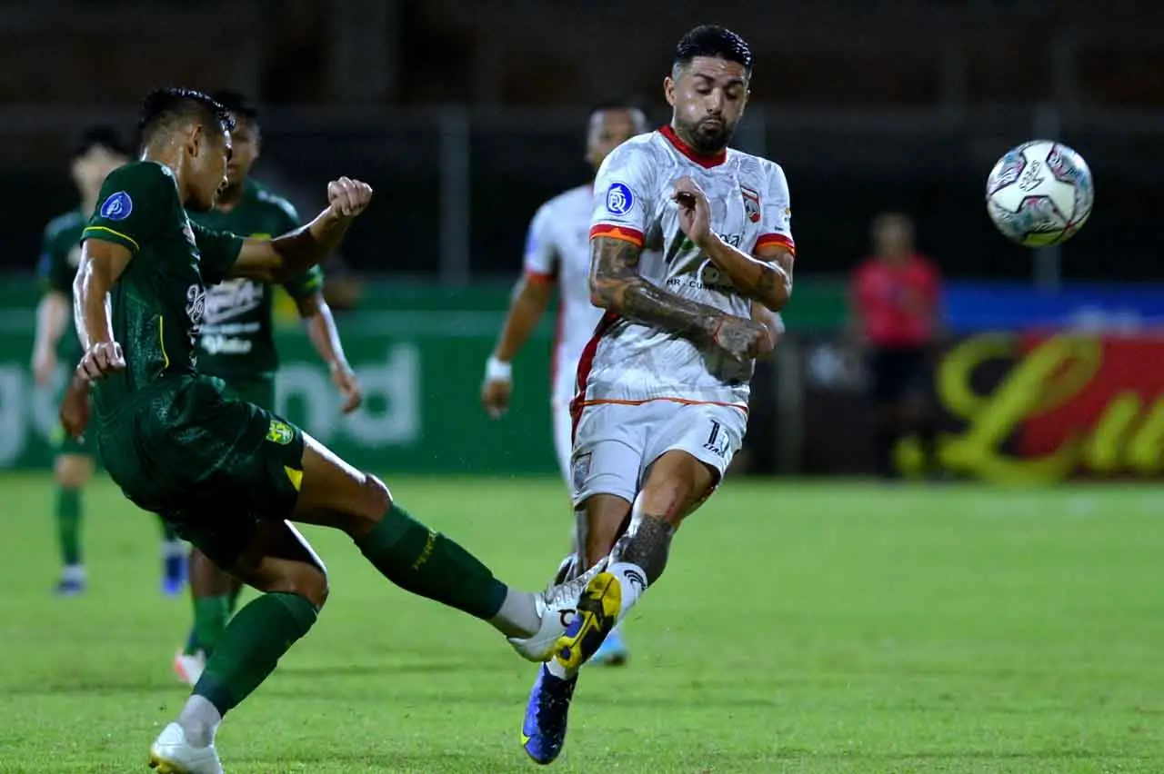 Borneo FC Bungkam Persebaya...