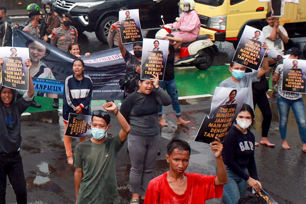 Mahasiswa Desak DPR...