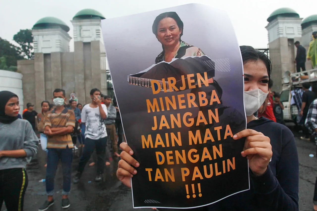 Mahasiswa Desak DPR...
