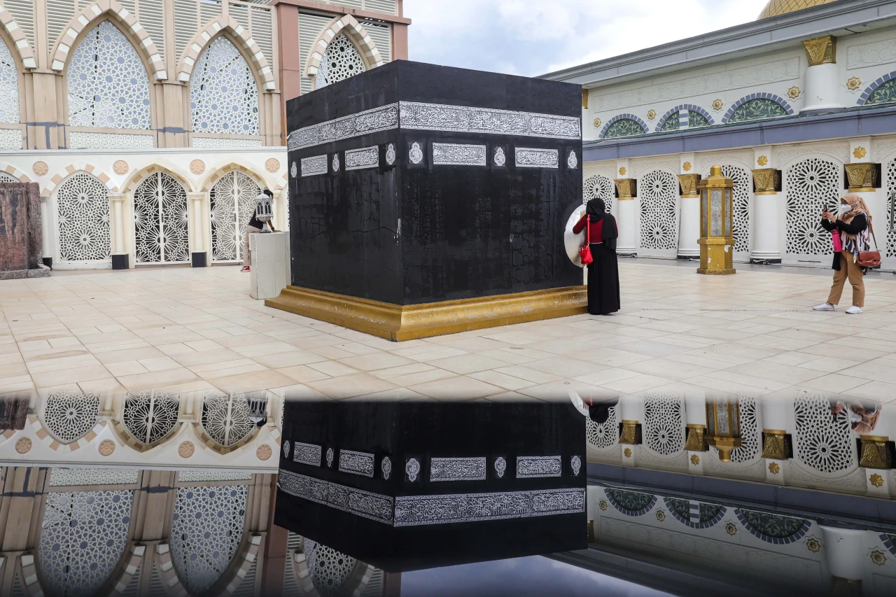 Melihat Miniatur Kabah...