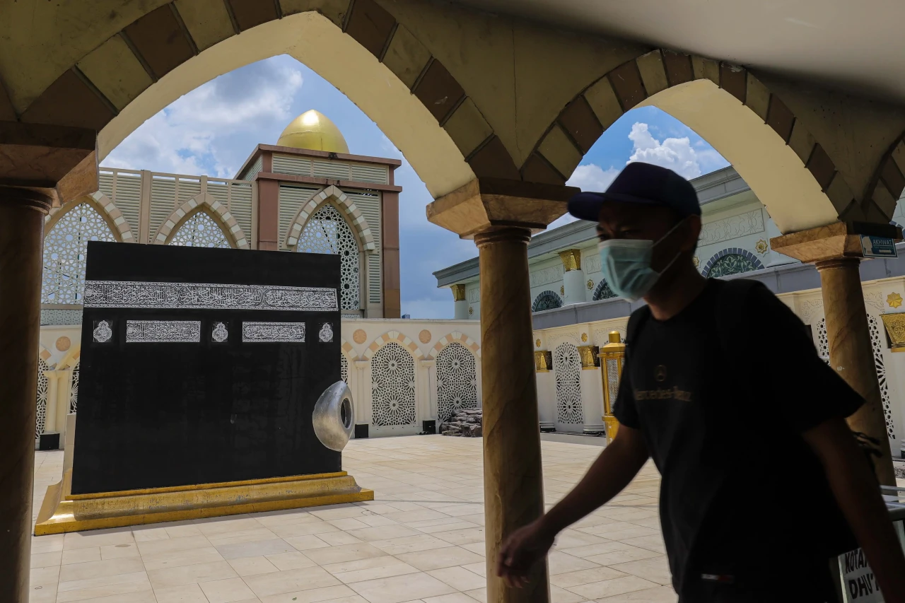 Melihat Miniatur Kabah...