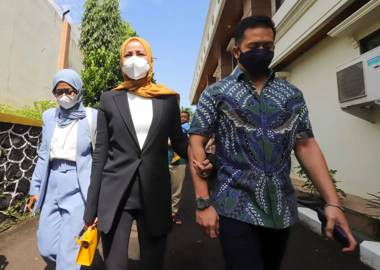 Hadiri Sidang Cerai...