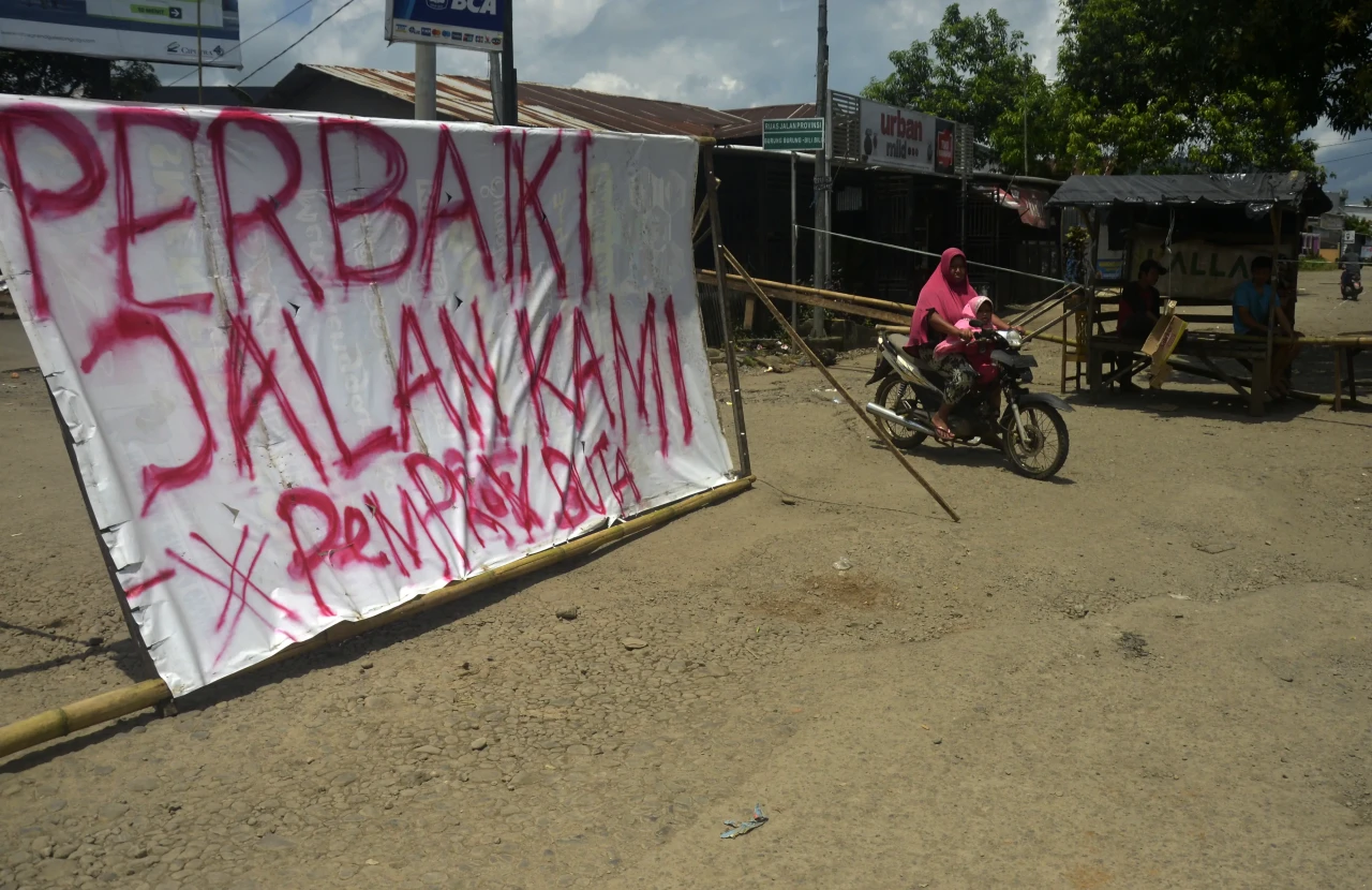 Jalan Rusak Tak Kunjung...