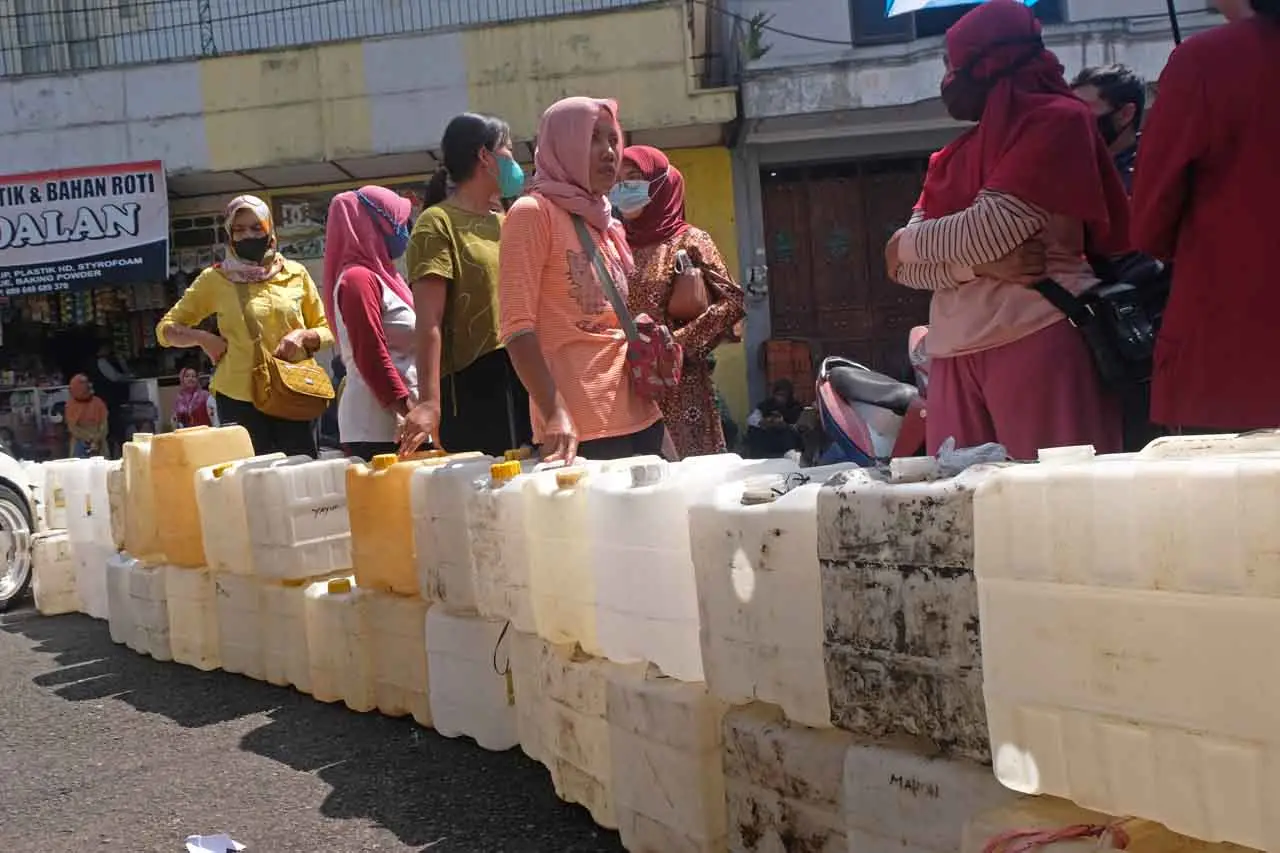Pakai KTP, Warga Antre...